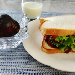 ハンバーグとキャベツとチーズのホットサンド